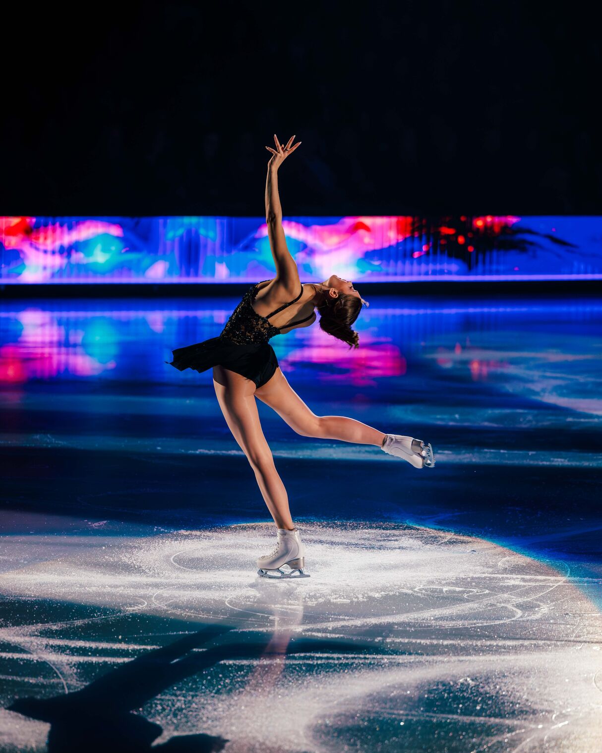 Eiskunstläuferin in ausdrucksstarker Pose während der Show Art on Ice